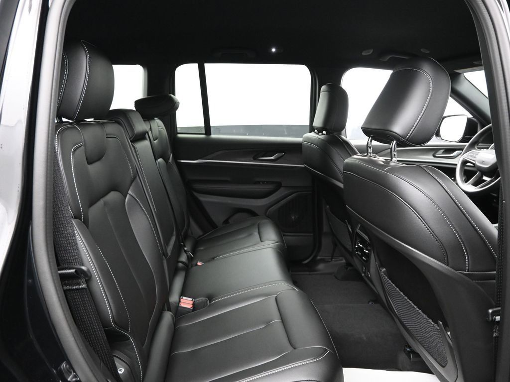 2025 Jeep Grand Cherokee Limited photo 2