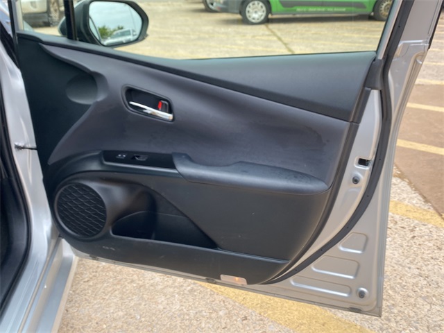 2022 Toyota Prius L photo 10