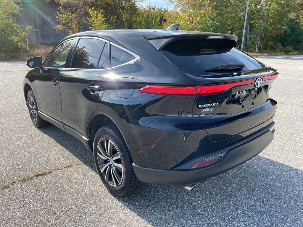 2022 Toyota Venza LE photo 2