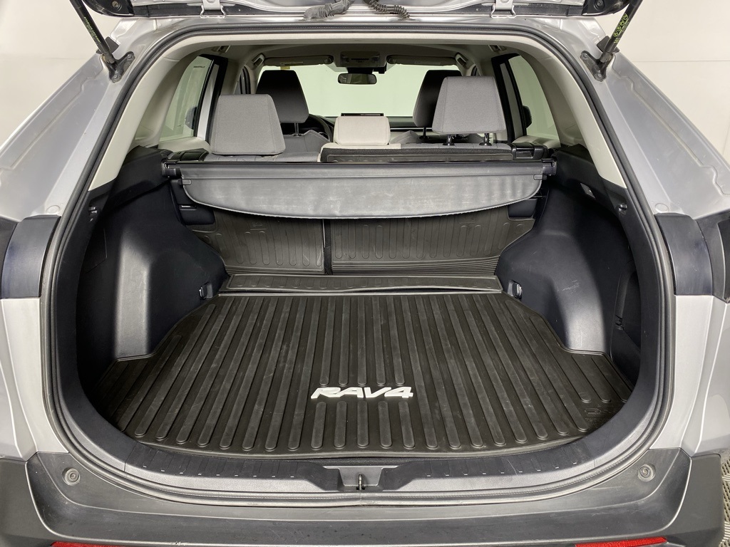 2020 Toyota RAV4 Hybrid XLE photo 18
