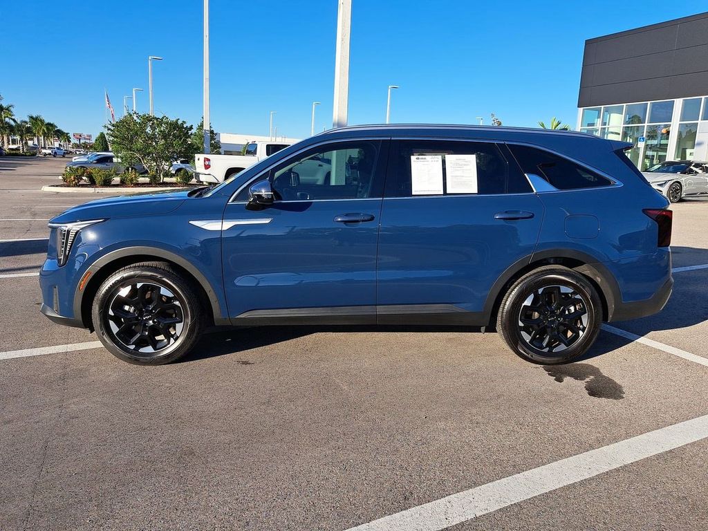 2025 Kia Sorento S photo 4