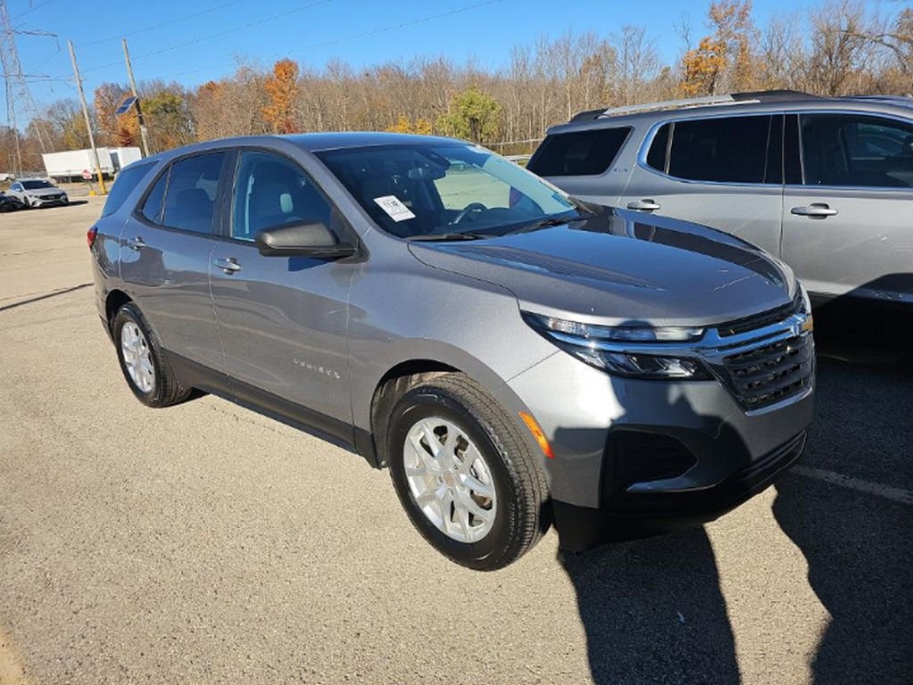 2023 Chevrolet Equinox LS photo 3