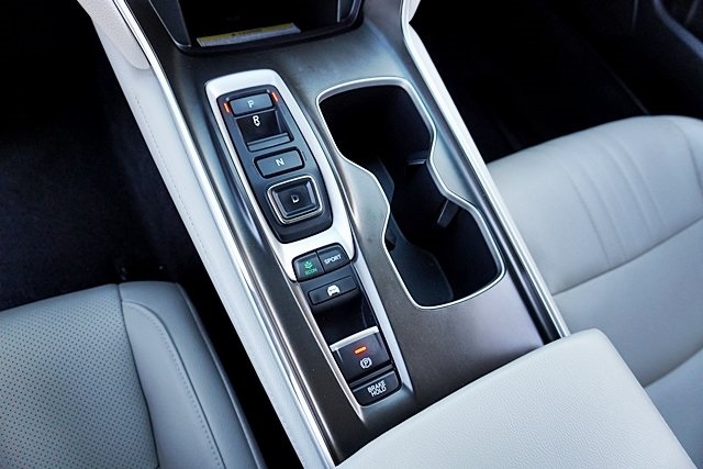 Used 2018  Honda Touring image 31