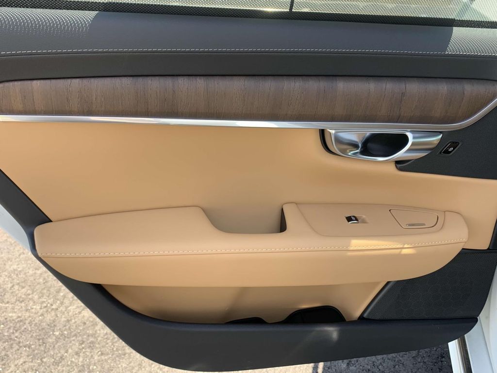2025 Volvo S90 photo 13