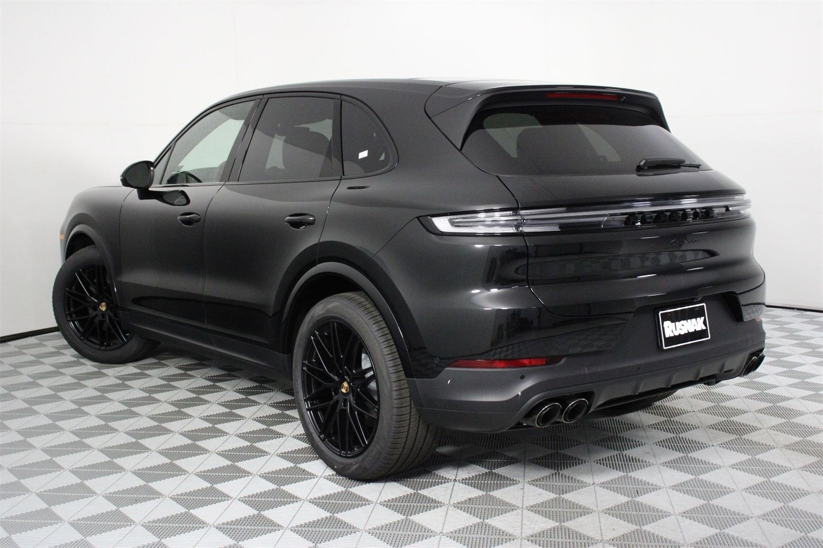 2025 Porsche Cayenne photo 3
