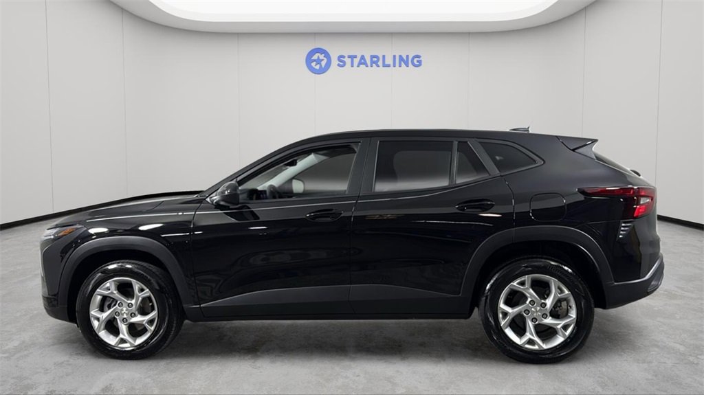 2025 Chevrolet Trax LS photo 2