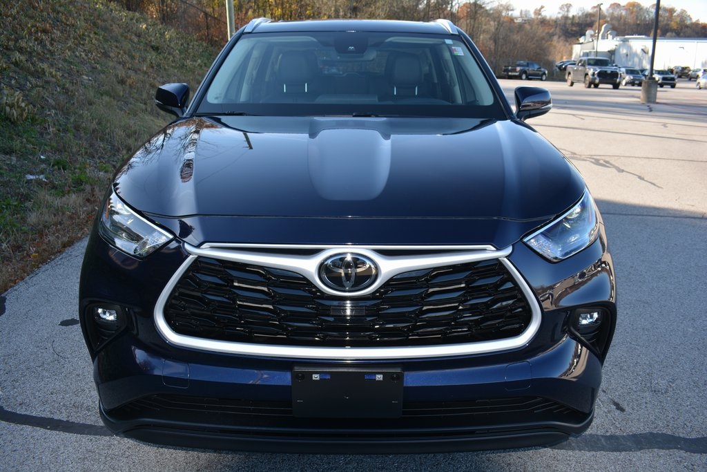 2024 Toyota Highlander XLE photo 2