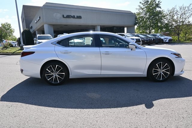 2025 Lexus ES 300h photo 2