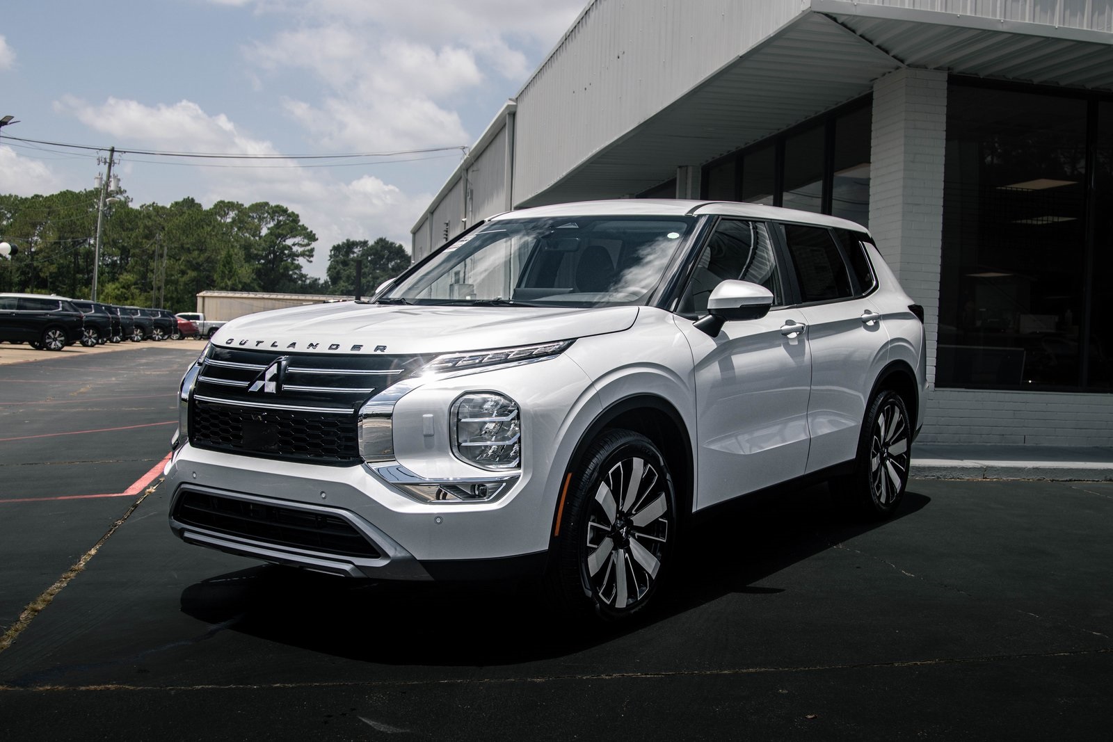 2025 Mitsubishi Outlander SE's photo