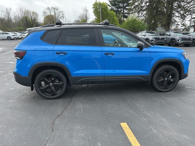 2025 Volkswagen Taos SE photo 3