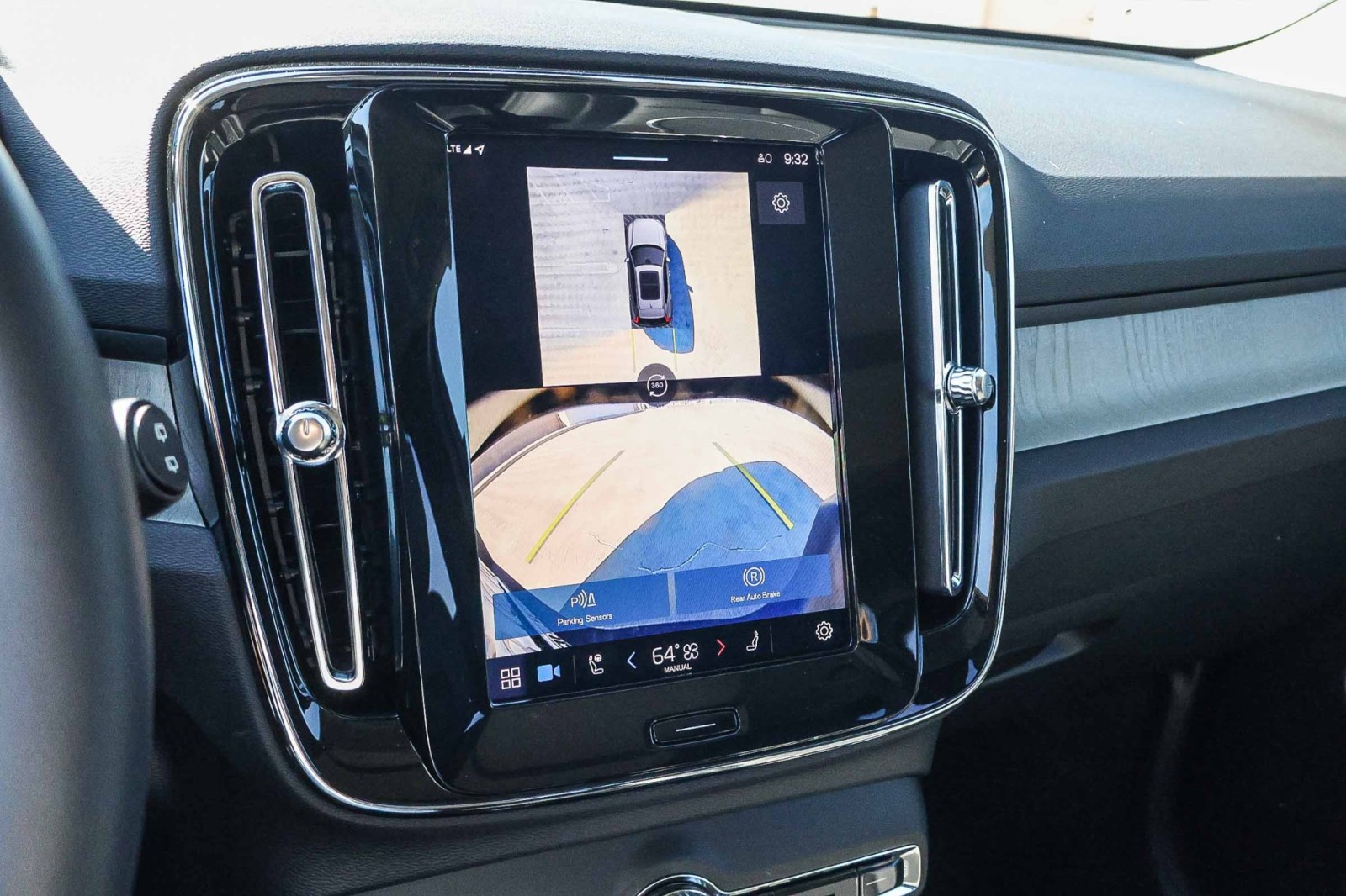 2025 Volvo XC40 Plus photo 19