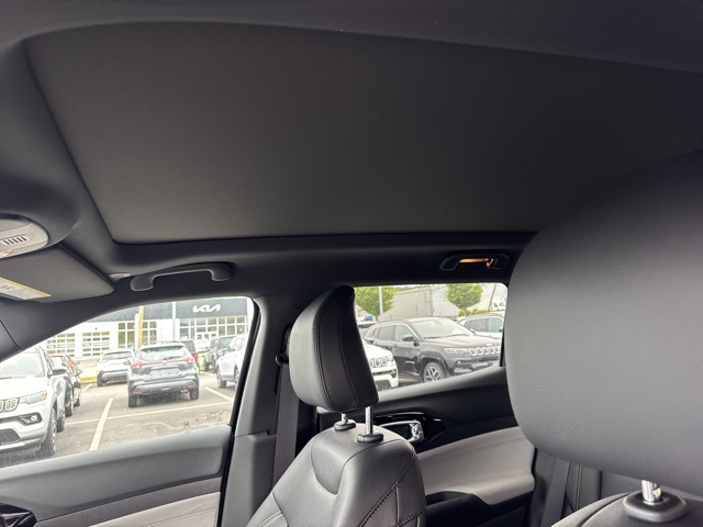 2025 Jeep Compass Limited photo 9