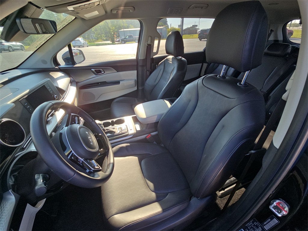2023 Kia Carnival LX photo 17