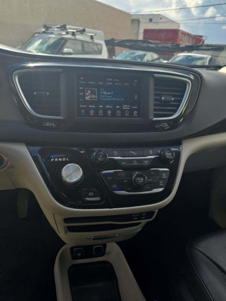 2018 Chrysler Pacifica Touring L photo 5