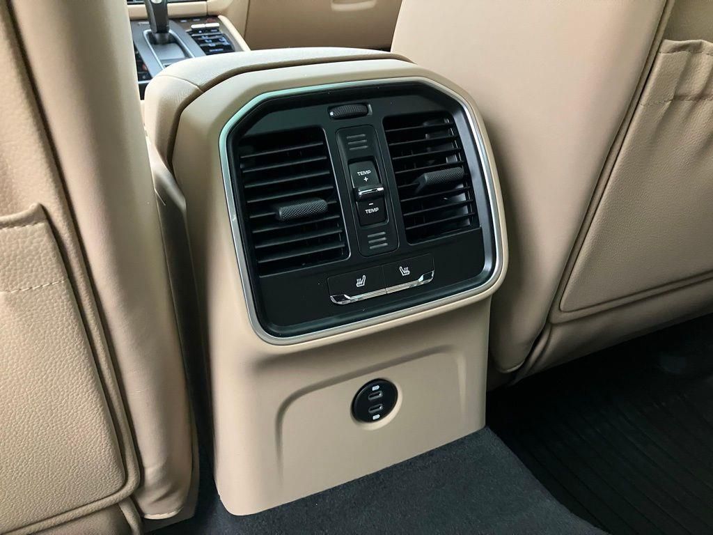 2025 Porsche Macan T photo 25