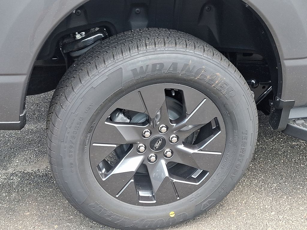 2025 Ford F-150 Lightning photo 4