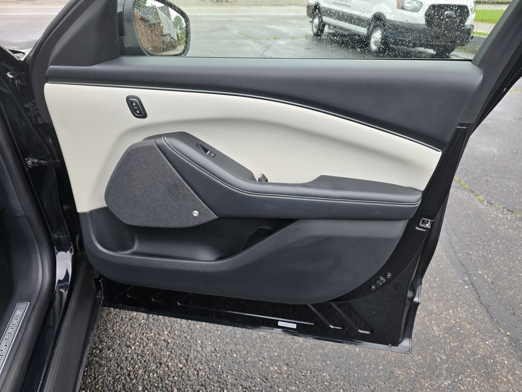2021 Ford Mustang Mach-E Premium photo 4