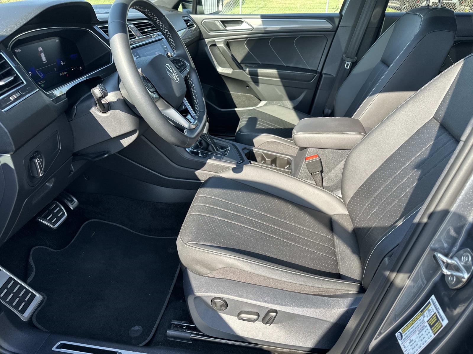2023 Volkswagen Tiguan Black SE R-Line photo 14