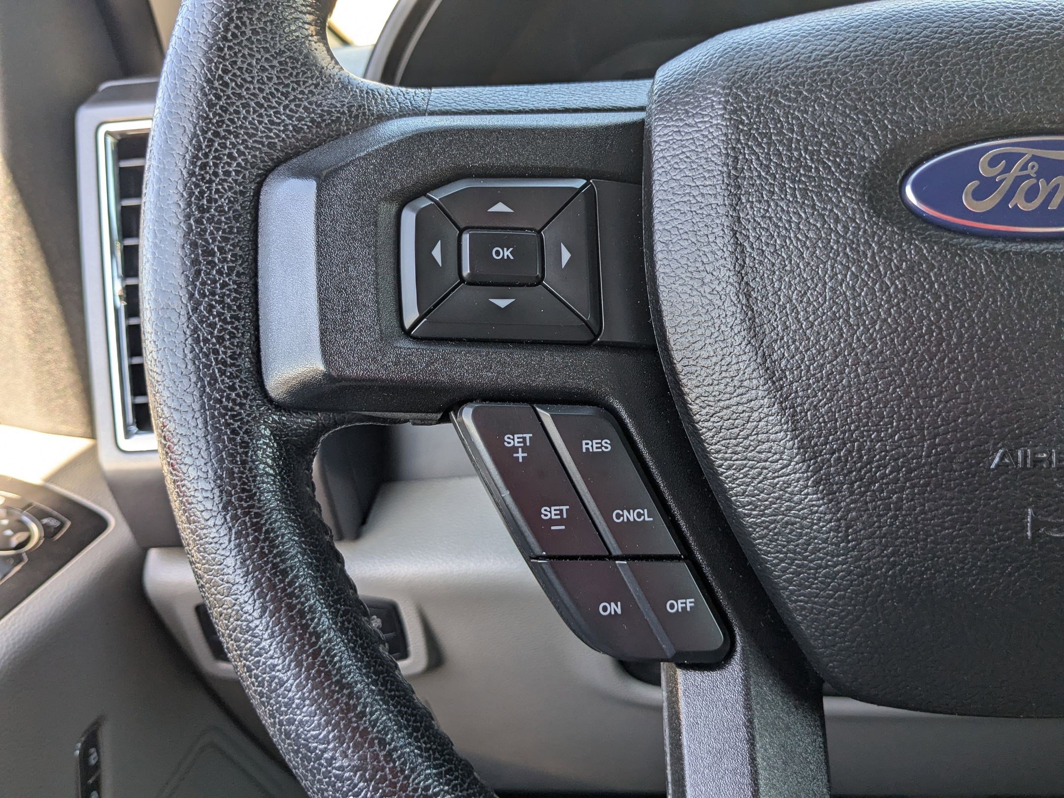 2015 Ford F-150 XLT photo 16