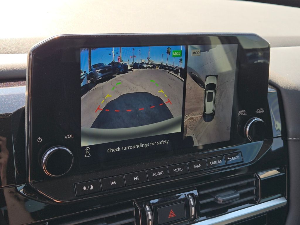 2025 Nissan Pathfinder SL photo 13