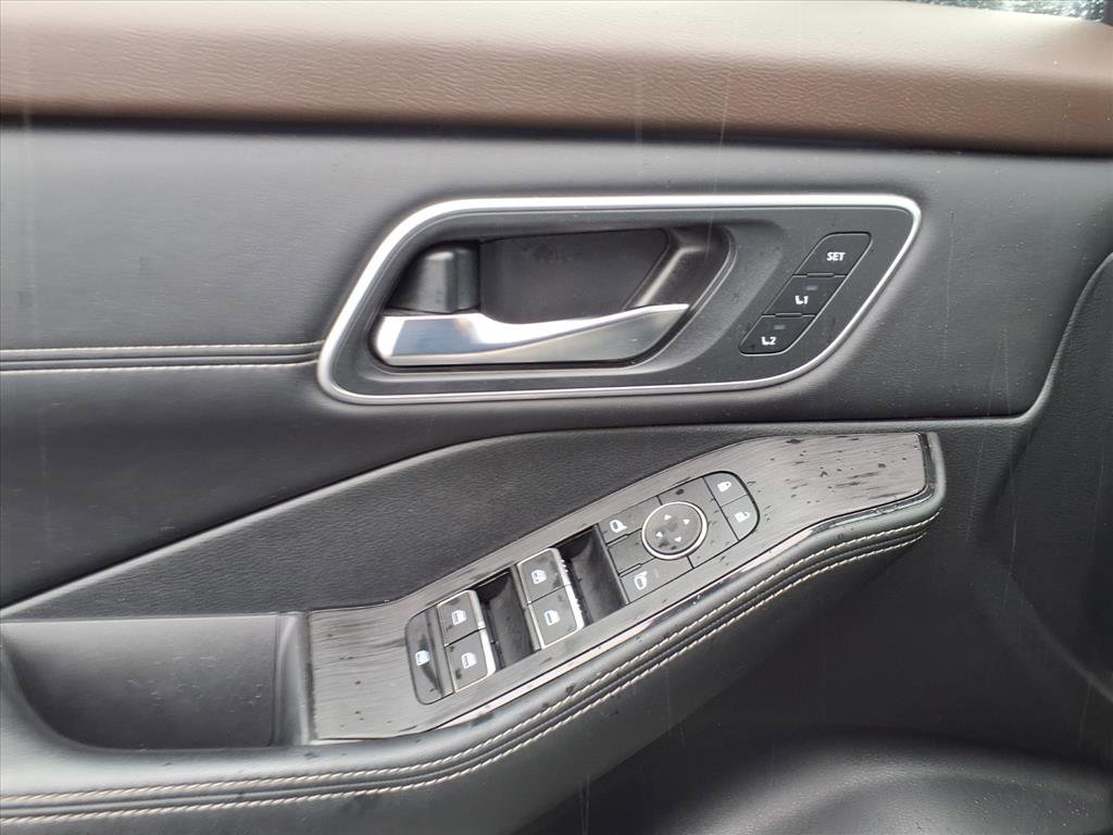 2023 Nissan Rogue Platinum photo 2