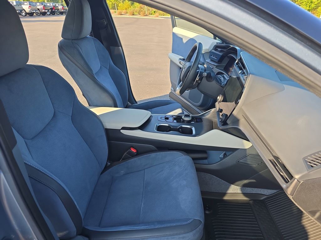 2023 Lexus RZ 450e Luxury photo 10