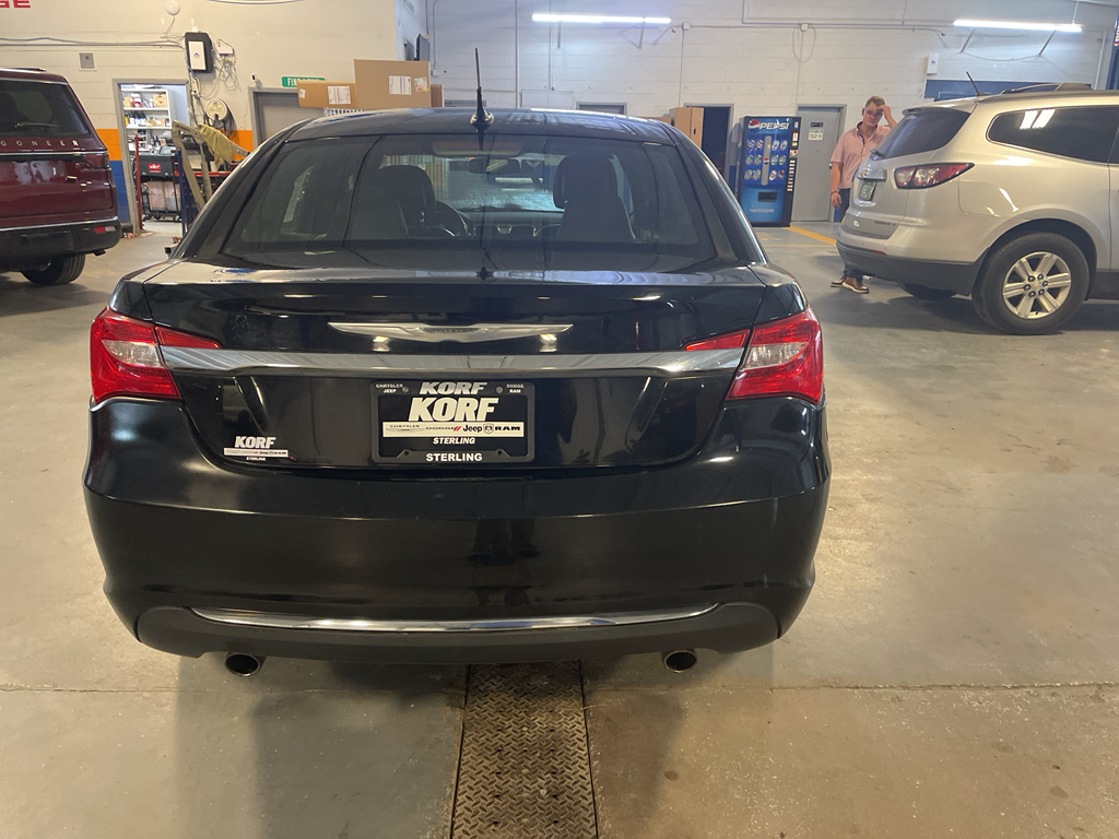 2011 Chrysler 200 Limited photo 2