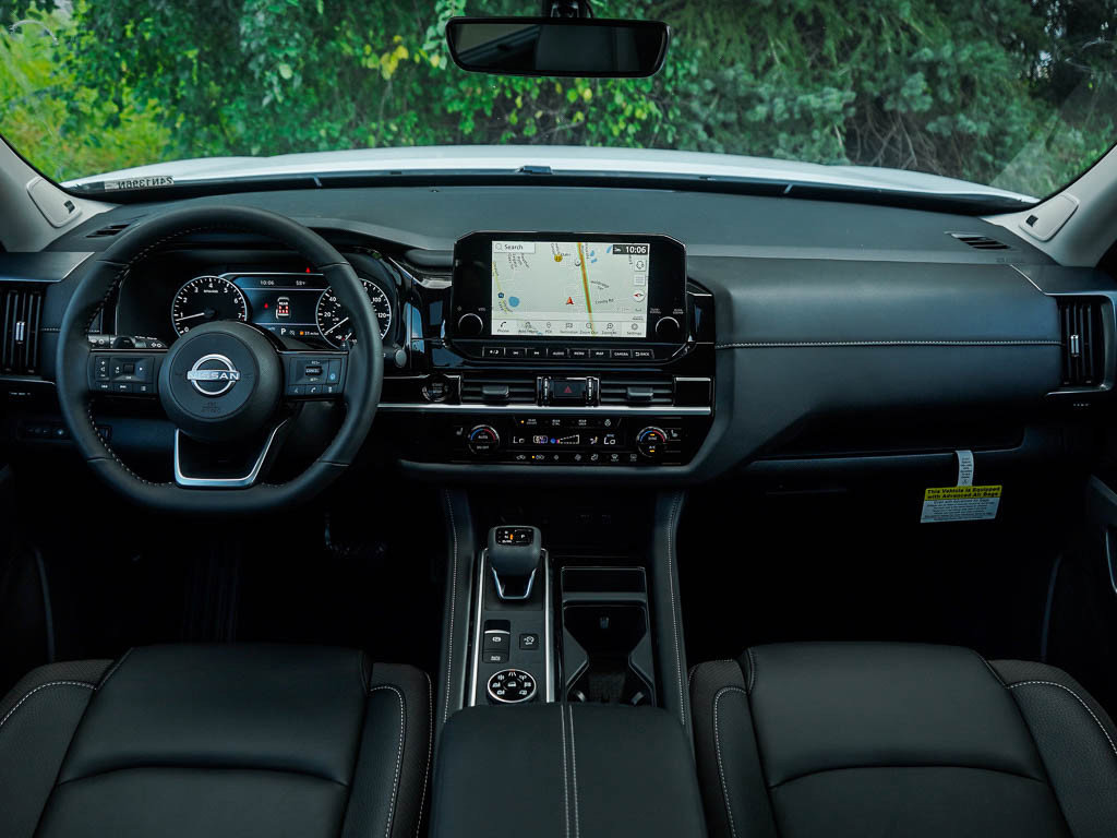 2025 Nissan Pathfinder SL photo 2