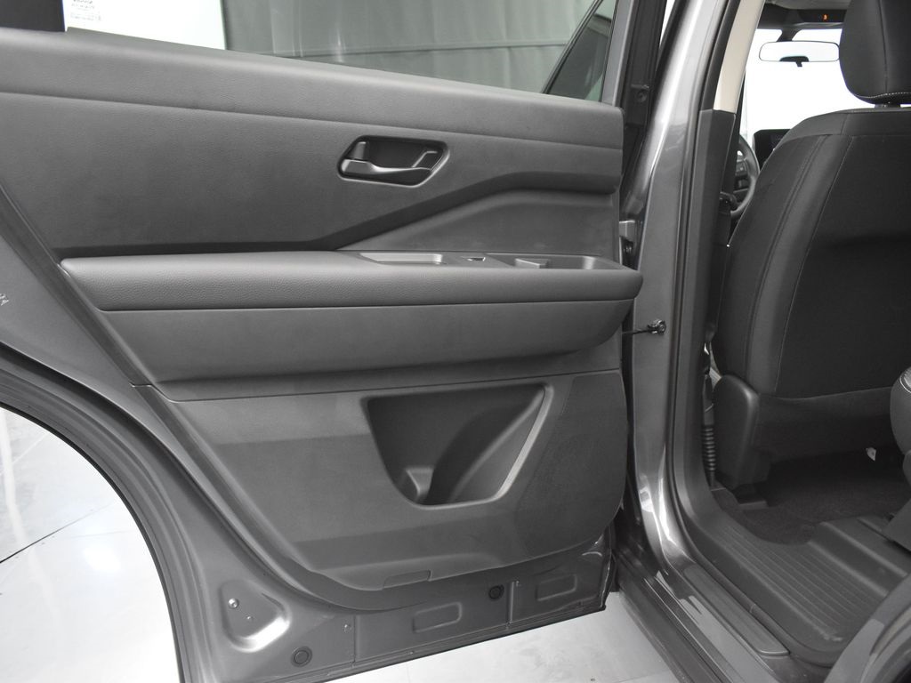 2025 Nissan Pathfinder S photo 16