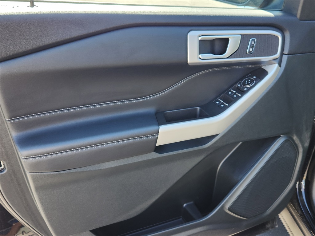 2023 Ford Explorer XLT photo 6