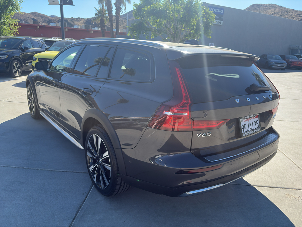 2023 Volvo V60 Cross Country B5 Ultimate photo 3