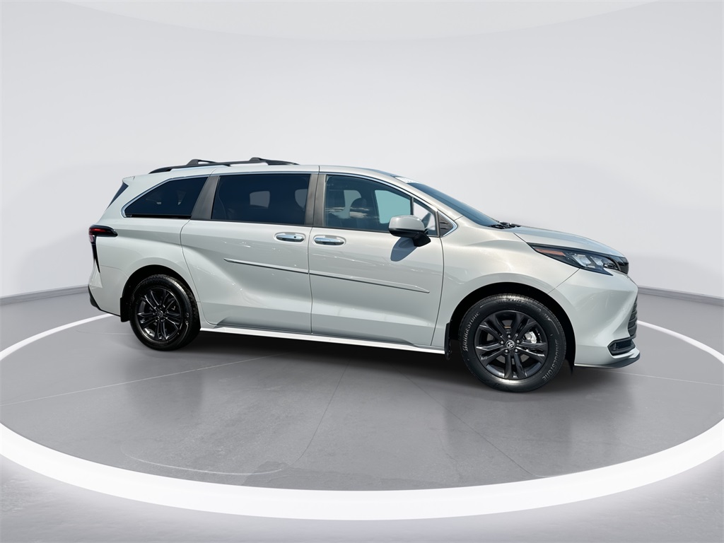 2024 Toyota Sienna LE photo 9