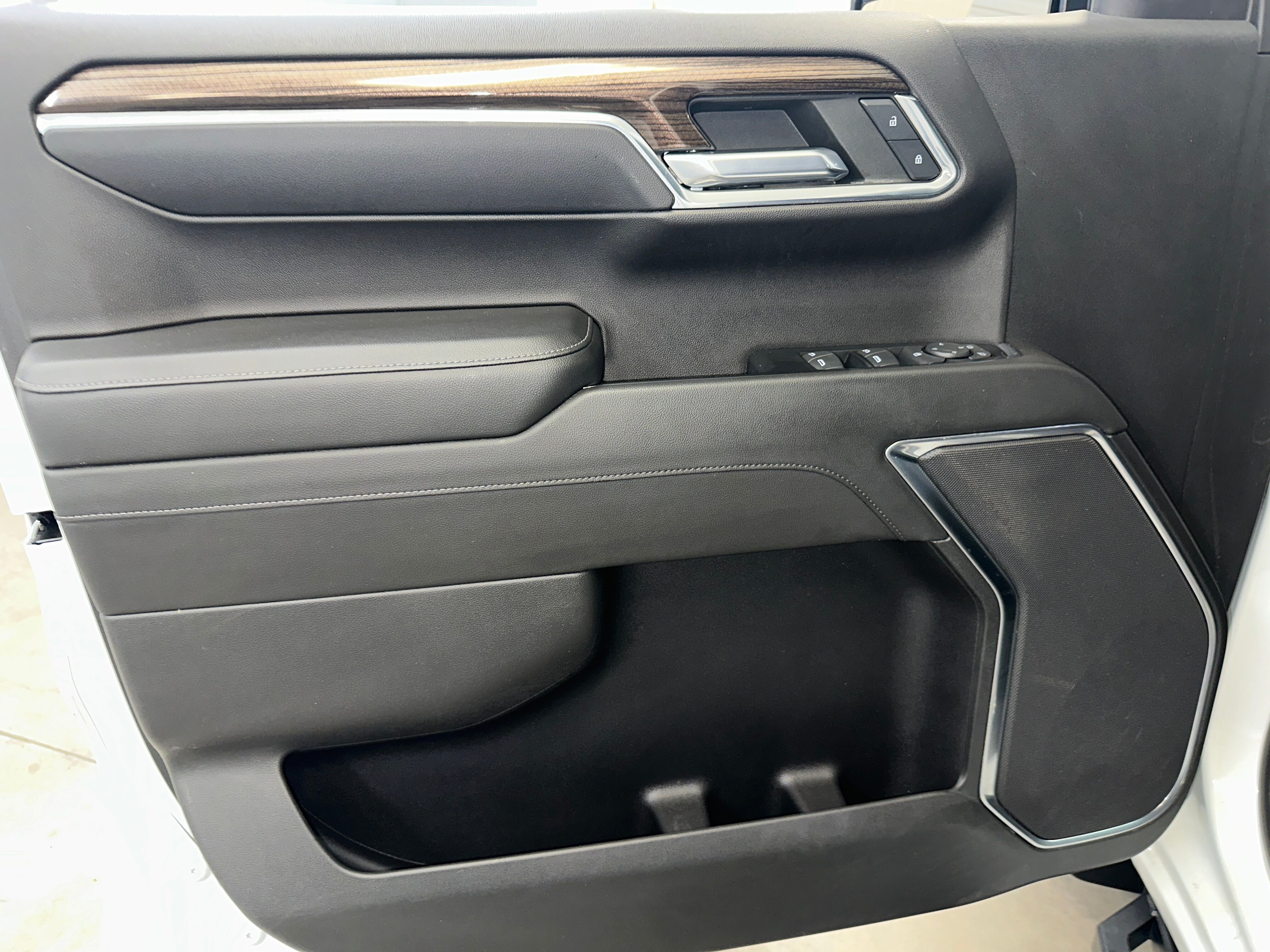 2022 Chevrolet Silverado 1500 LT photo 2