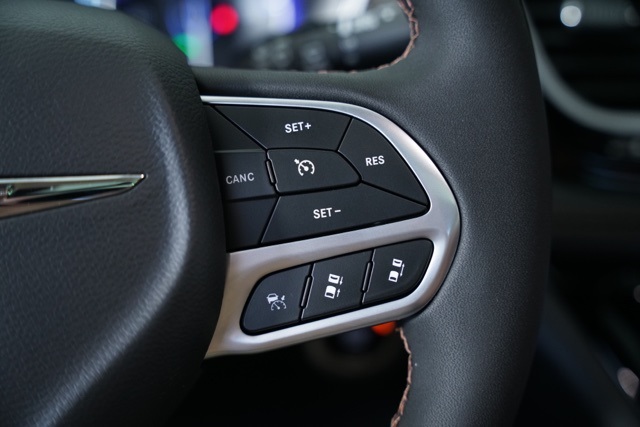 2026 Chrysler Pacifica Pinnacle photo 4