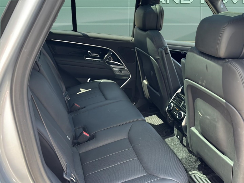 2023 Land Rover Range Rover SE photo 9