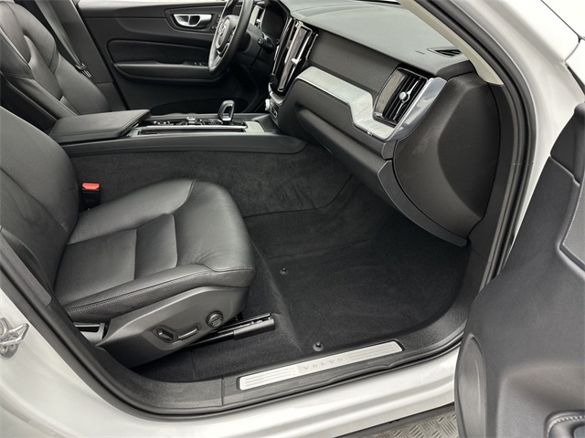 2025 Volvo XC60 B5 Plus photo 16
