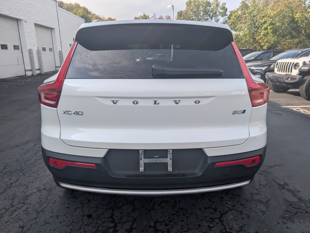 2025 Volvo XC40 Core photo 3