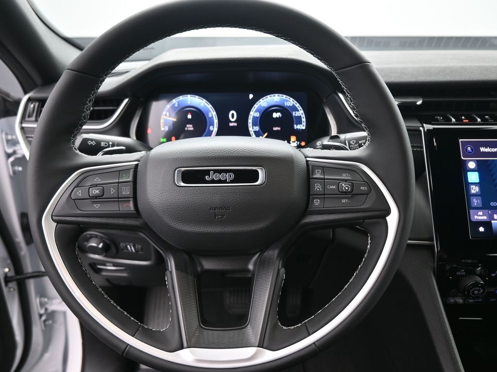 2025 Jeep Grand Cherokee Laredo photo 2