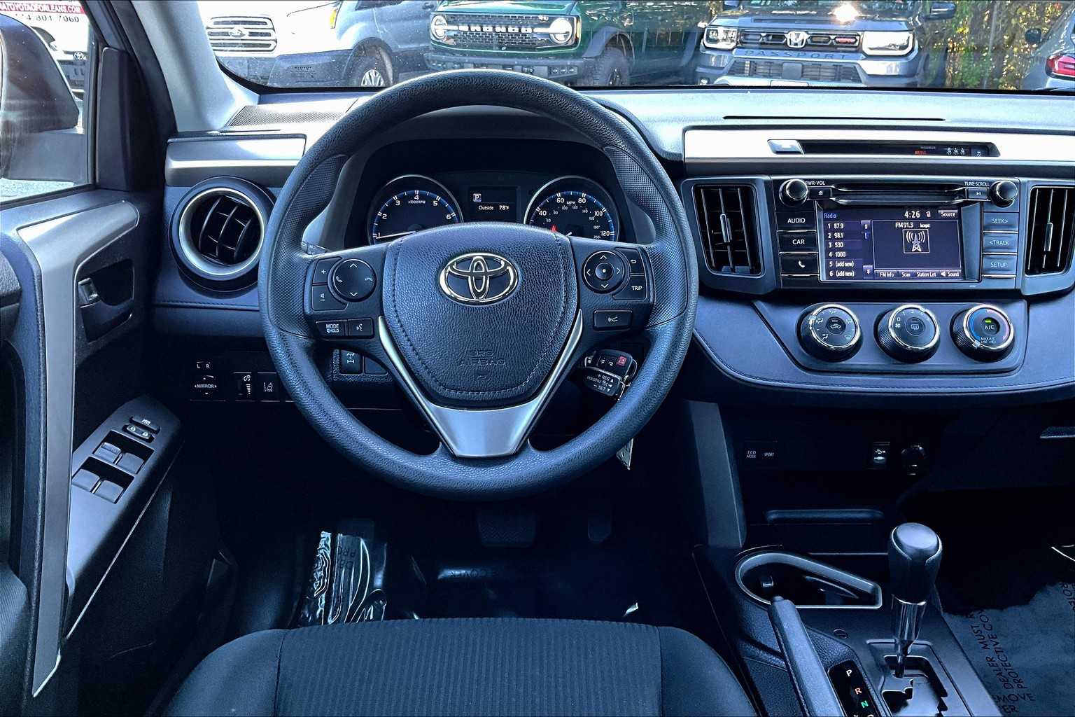2017 Toyota RAV4 LE photo 5