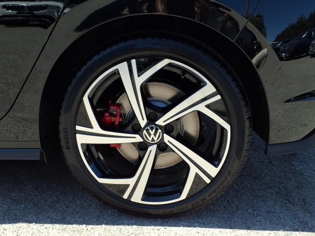 2025 Volkswagen Golf GTI SE photo 4