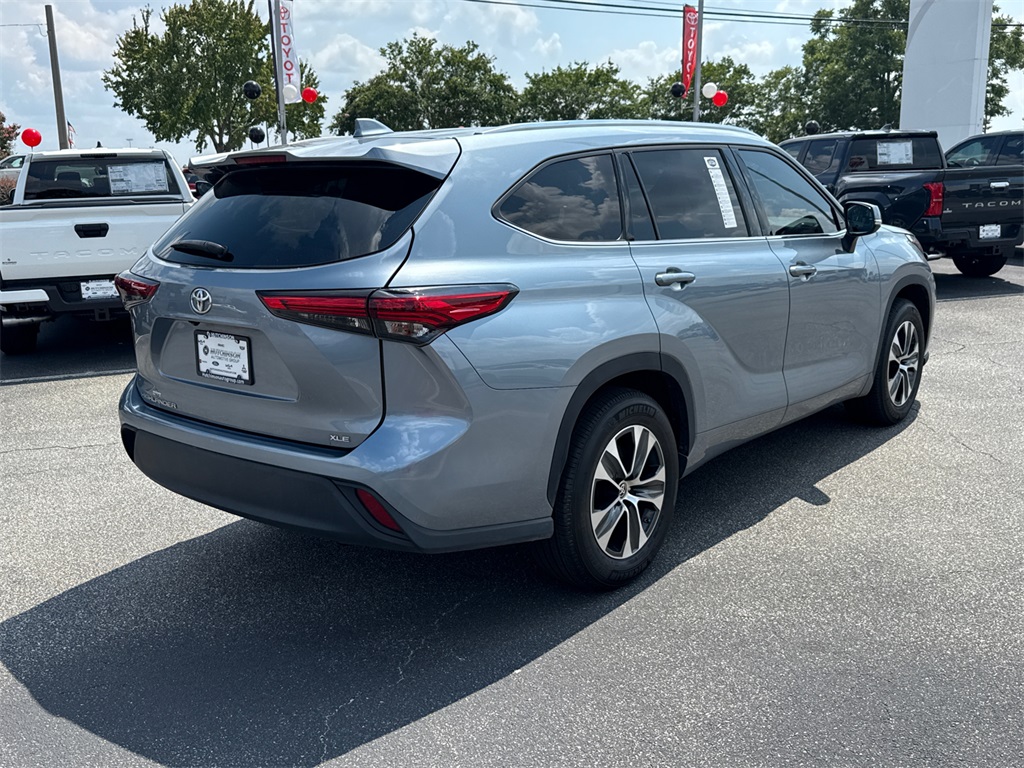 2021 Toyota Highlander XLE photo 3