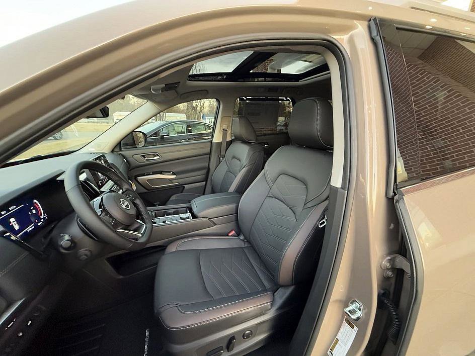 2025 Nissan Pathfinder Platinum photo 11