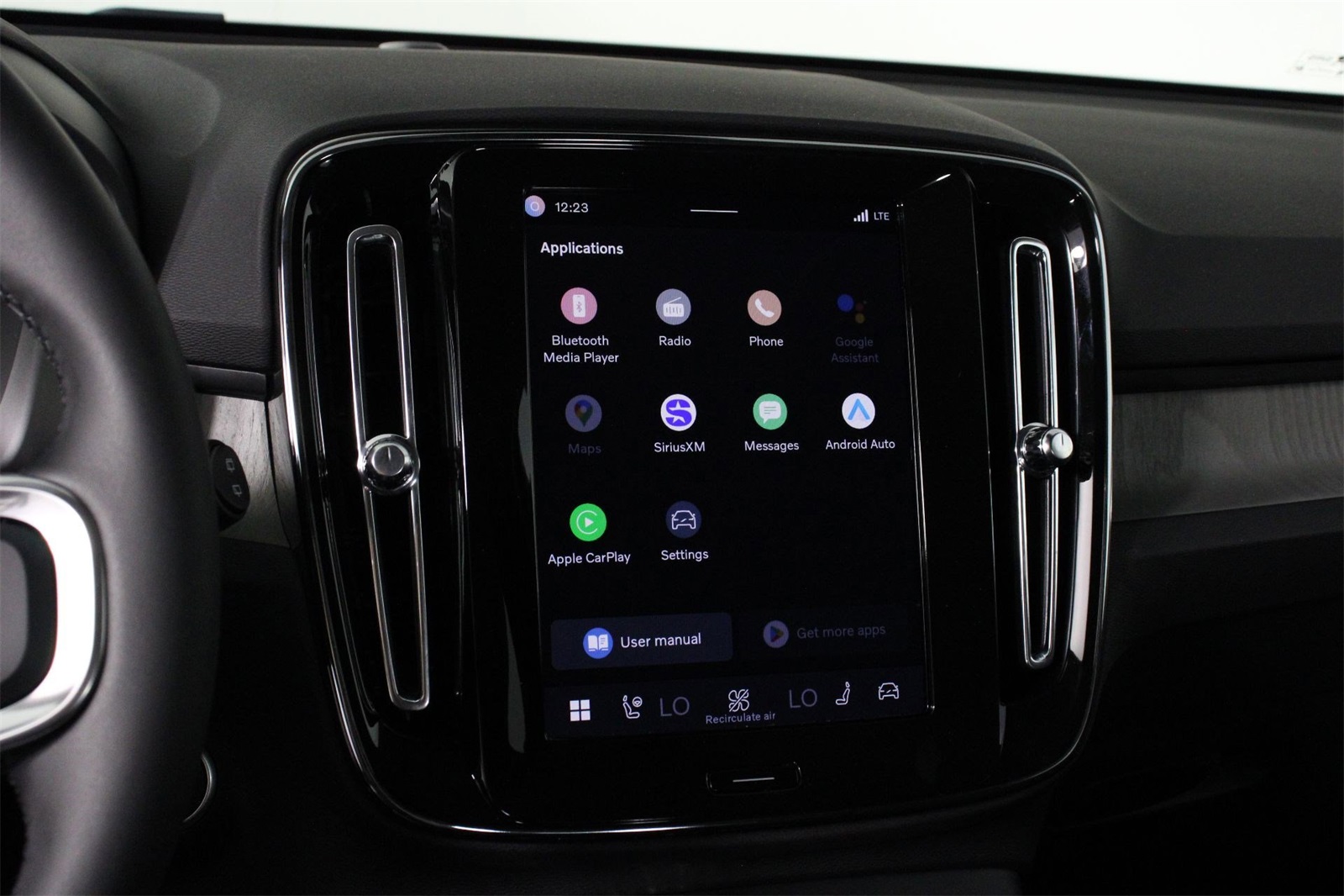 2026 Volvo XC40 Plus photo 5