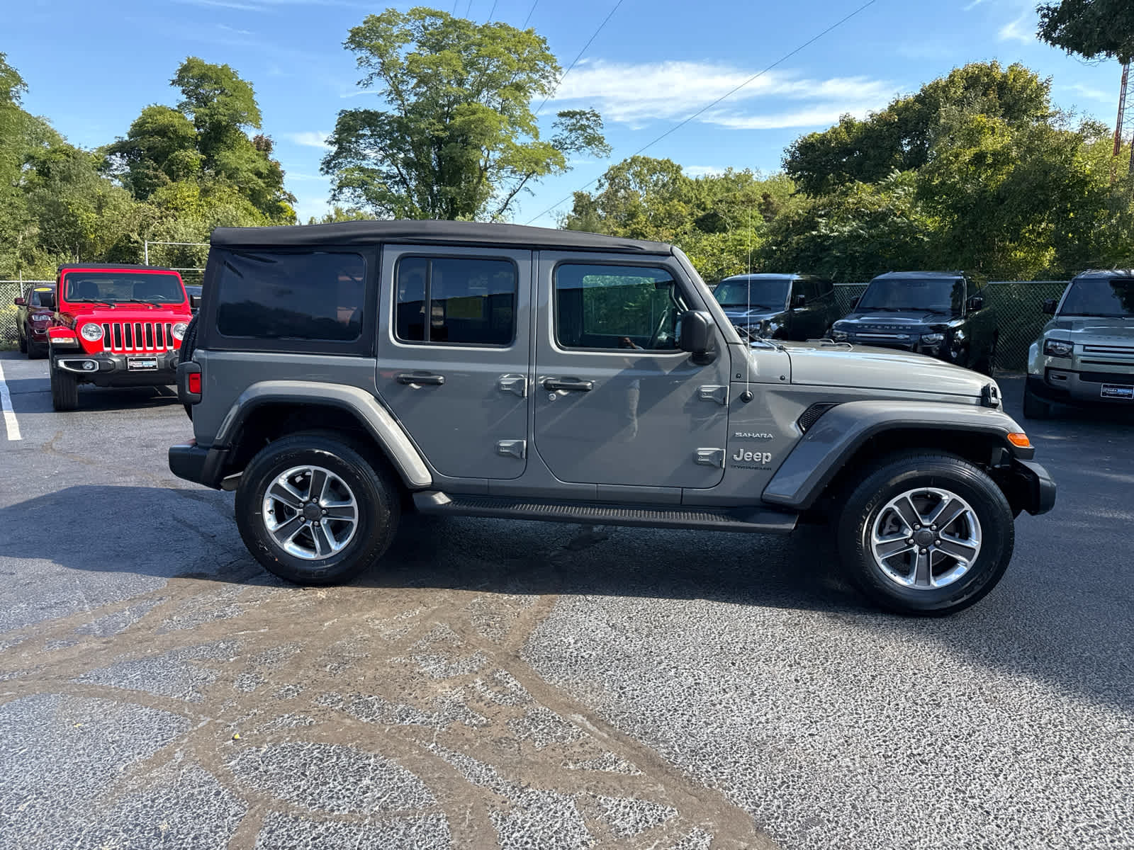 2023 Jeep Wrangler Sahara photo 2