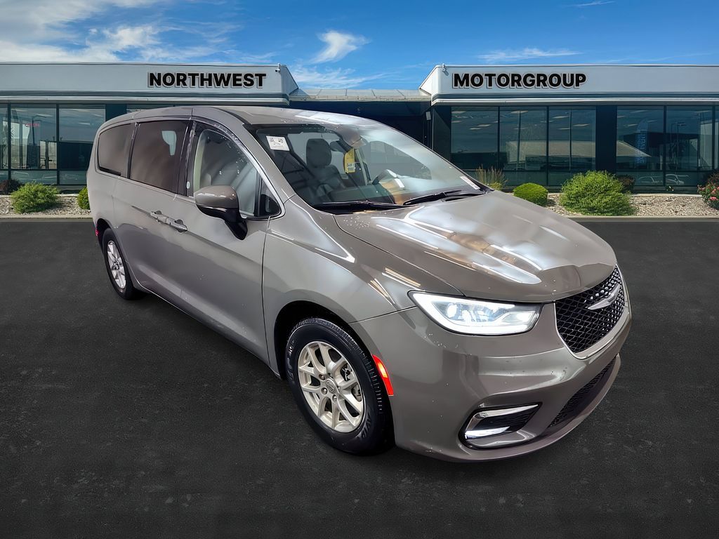 2023 Chrysler Pacifica Touring L's photo