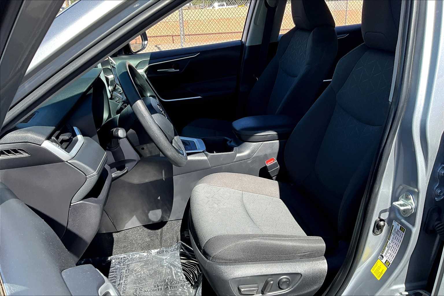 2024 Toyota RAV4 Hybrid XLE photo 8