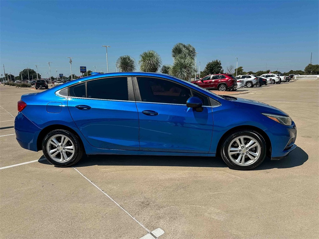 2017 Chevrolet Cruze LT photo 2
