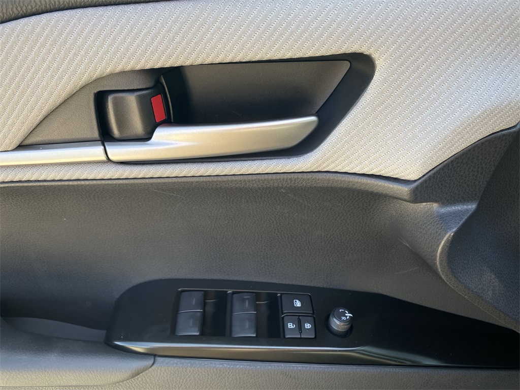 2025 Toyota Camry SE photo 15