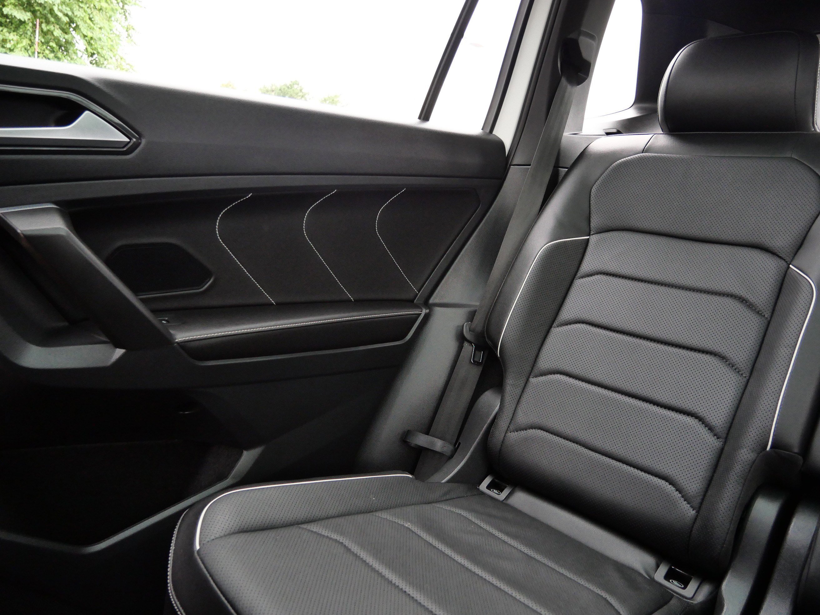 2023 Volkswagen Tiguan SEL R-Line Black photo 11