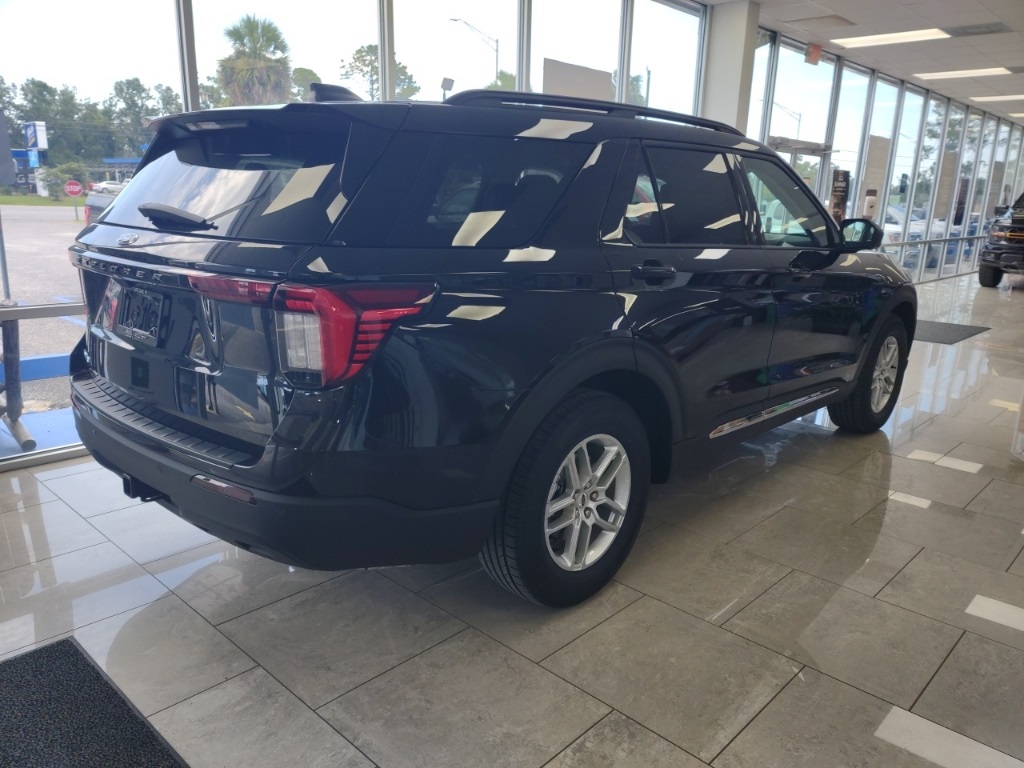 2025 Ford Explorer photo 3